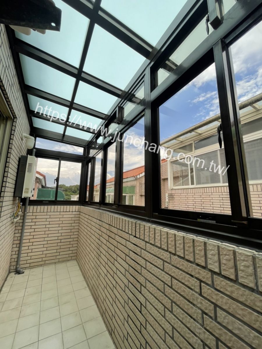 右側及正面氣密窗5mm茶色強化玻,屋簷外凸45公分讓氣窗可保持開啟狀態
