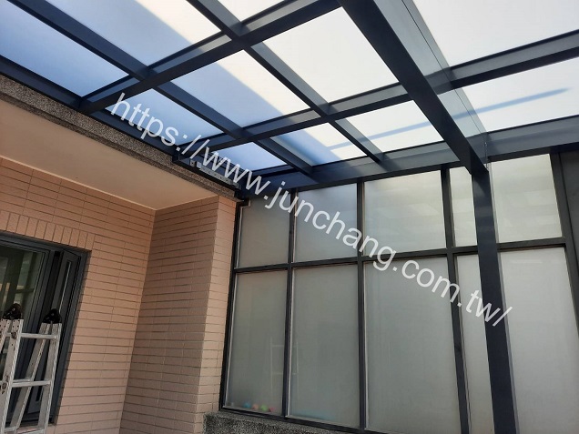 屋頂採用5+5膠合白膜玻璃