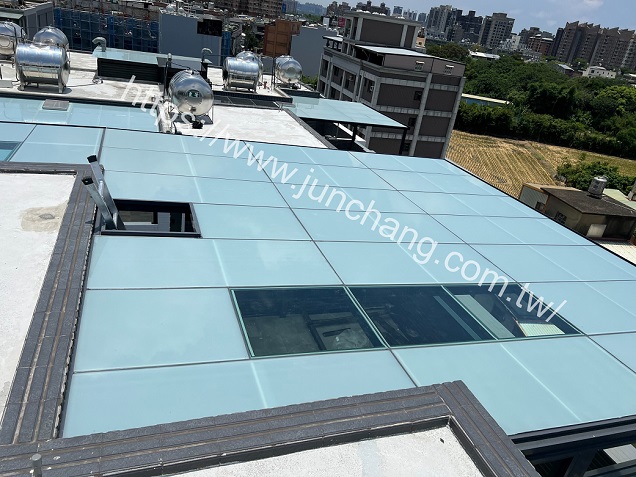 屋頂玻璃採用5+5膠合白膜搭配少數透光性