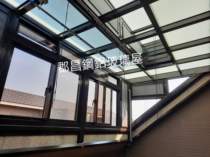 屋頂玻璃5+5膠合白膜.立面採用8mm茶色強化
