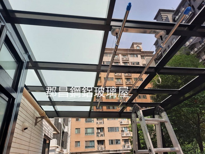 屋頂玻璃採用5光+5光白膜遮陽區搭配5光+5茶透明膠合晾衣區
