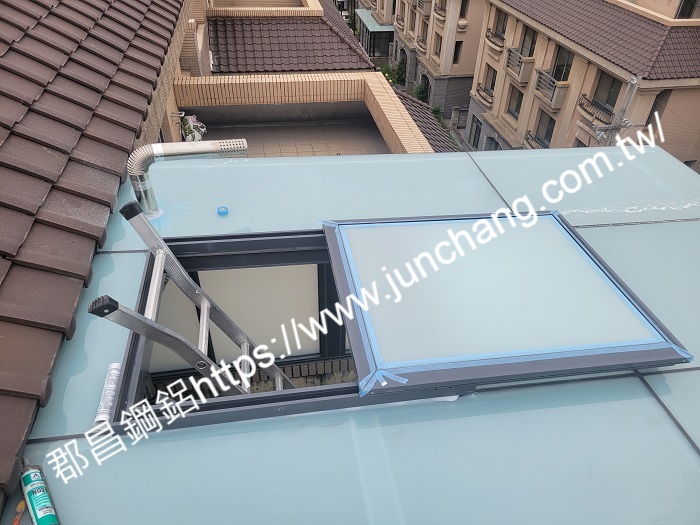 屋頂採用5+5膠合白膜玻璃,專利天窗滑蓋,開大尺寸室內儲熱桶式熱水器日後維修用
