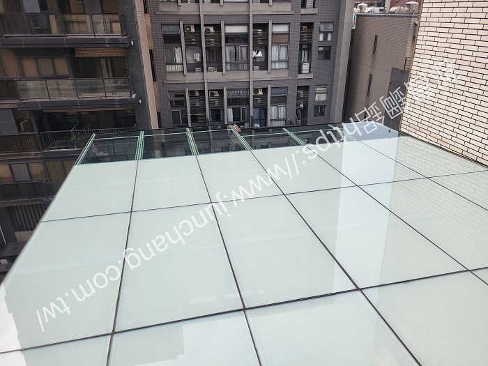屋頂玻璃採用5+5膠和白膜搭配透光區