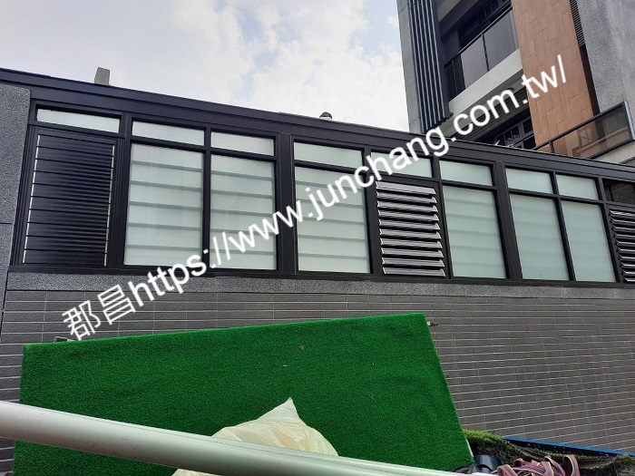 百葉窗搭配窗5mm砂強化強化(內加防盜橫格柵).屋頂採用茶色白膜膠合