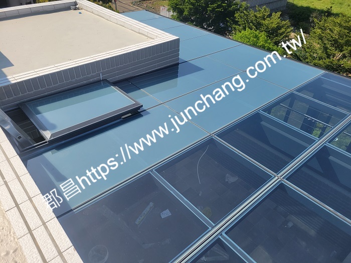 屋頂玻璃採用low-E節能玻璃.安裝一組專利載重型天窗滑蓋